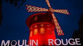 Las aspas del emblemático cabaré parisino Moulin Rouge se desploman