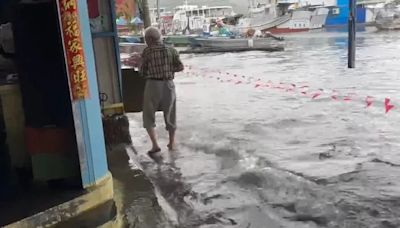 影/颱風逢大潮！高雄旗津「海水倒灌」...水淹腳踝 台南安平抽水機上陣