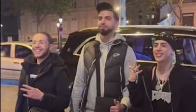 Unos franceses reconocen a Cris MJ en las calles de París y así reacciona el artista chileno