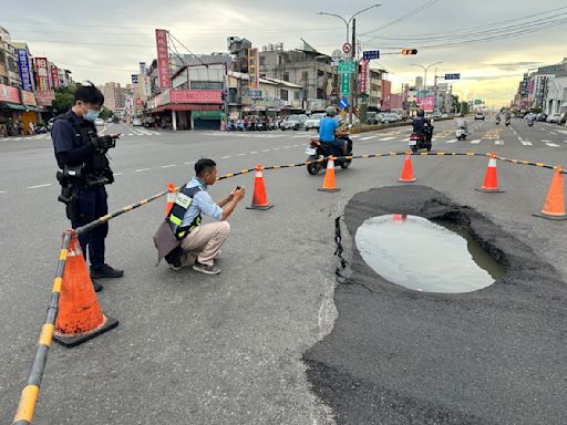 高雄岡山七叉路口出現天坑 補洞之後路面再塌陷