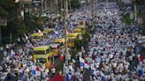 Una gran "marcha blanca" de educadores por la paz, la respuesta a un tiroteo en Panamá