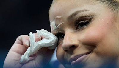 Brazilian gymnast Flavia Saraiva helps team win bronze after suffering eye injury during warmups