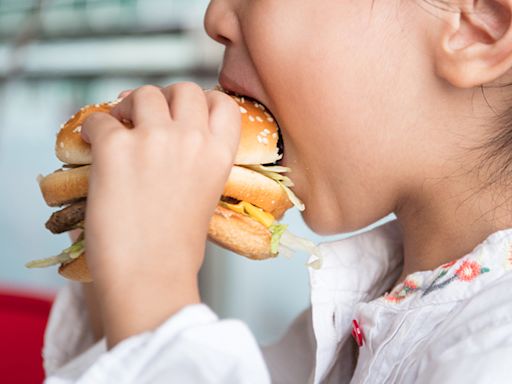 4歲女兒咬漢堡怨「番茄醬太多」 媽一看嚇壞：吃到人血 - 搜奇