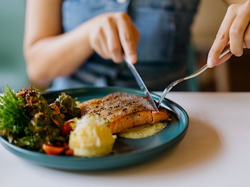 The Ideal Time To Eat Dinner if You Want To Lose Weight, According To Registered Dietitians