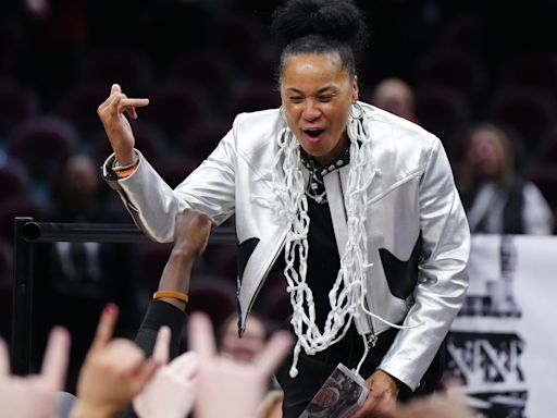 Knicks attempt to woo South Carolina coach Dawn Staley as fan: 'Can't beat em join them'