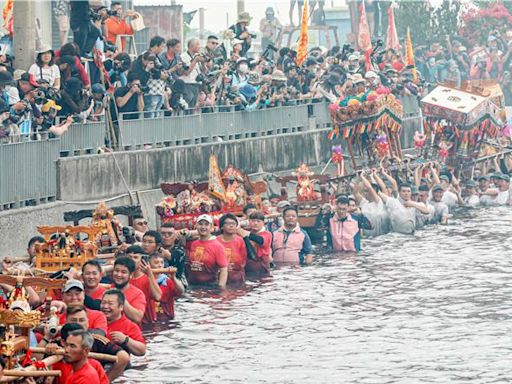 衝水路、迎客王 嘉義布袋嘉應廟百年祭典現場爆擠 - 生活