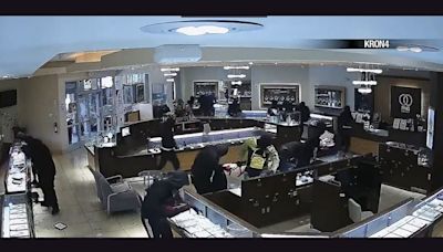 Shocking Daylight Heist Caught On Cam: PNG Jewellers’ California Branch Robbed By Over 20 People; CCTV Footage Surfaces