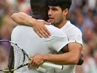 Thriller: Carlos Alcaraz embraces Frances Tiafoe after his five-set win on Friday