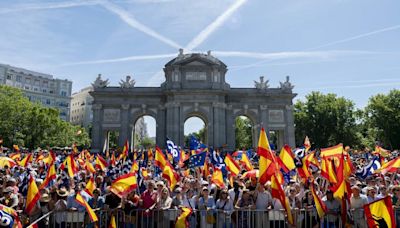 Protestar contra la “sanchosfera” quema