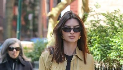 Emily Ratajkowski elige la chaqueta de piel que favorece y combina con todo el armario que está en Mango por 299,99 euros