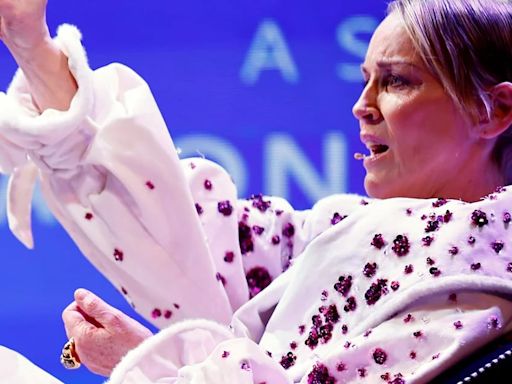 Sharon Stone anima a las mujeres a votar por Biden sin importar "cuán dormido" pueda estar