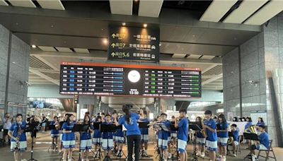 明道中學管樂團赴高鐵演出圓夢 為繁忙車站增添輕鬆氛圍 - 臺中市