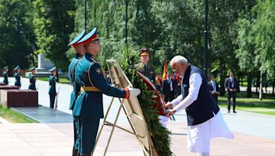 PM Modi pays tribute at ‘Tomb of the Unknown Soldier’ in Russia