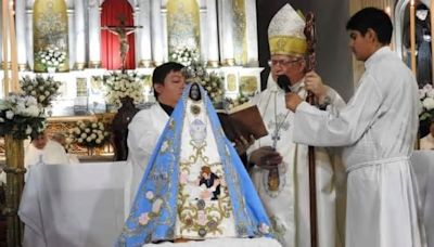 Mons. Urbanc bendice la imagen de la Virgen del Valle con el Papa y Milei abrazándose en su manto