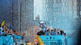 Manchester City dança na chuva para comemorar a tríplice coroa
