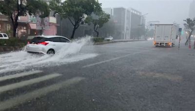 暴雨狂襲台南！永康、安南區、北區多處淹水 東區電桿遭雷擊走火