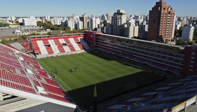 Luto en el fútbol argentino: Murió jugador tras golpear su cabeza contra una pared durante partido - La Opinión