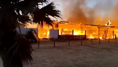 Un incendio de madrugada destroza un chiringuito en El Palmar en Vejer, en Cádiz