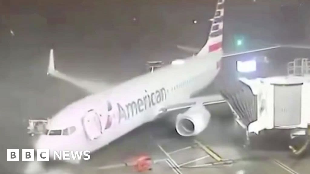 Texas: Strong winds push parked plane away from airport gate