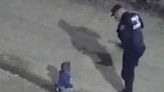 Video: en plena madrugada encontraron a un bebé gateando solo en la calle