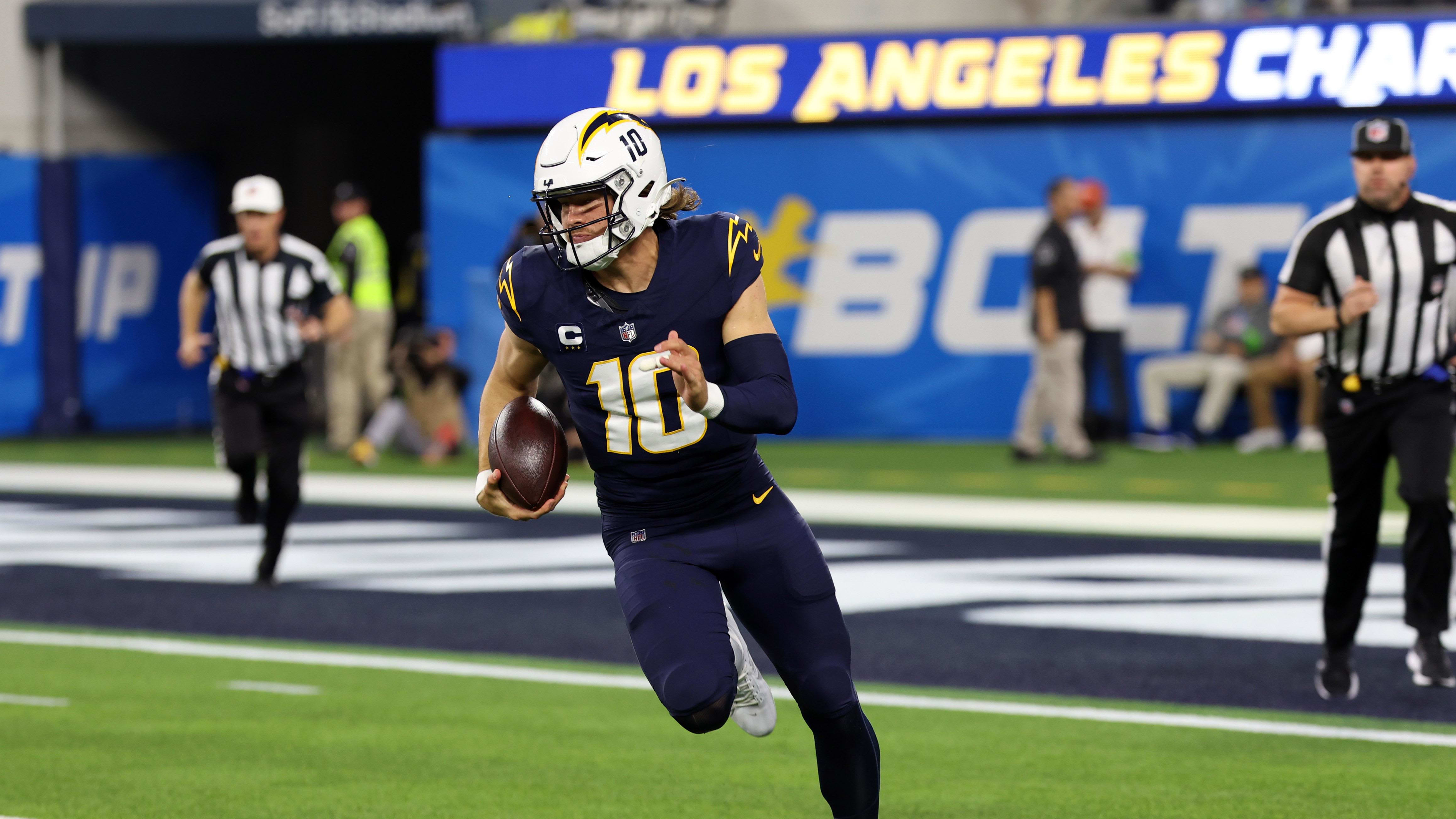 Chargers News: Recently-Signed Offensive Weapon On Bonding WIth Justin Herbert