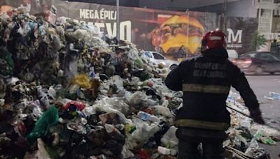 En medio del conflicto con la Ciudad, una empresa de recolección de basura adujo un incendio en un camión y tiró su carga sobre una avenida