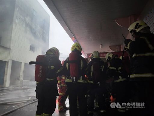 屏東安泰醫院火場疑復燃 消防車急進駐處理