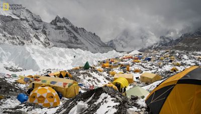 Ejército de Nepal recoge 11 toneladas de basura y recupera cuatro cadáveres en campaña de limpieza del Everest - La Tercera