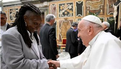 Papa Francisco: como foi o 'casting' que levou Cacau Protásio, Dona Florinda, Whoopi e Porchat ao Vaticano