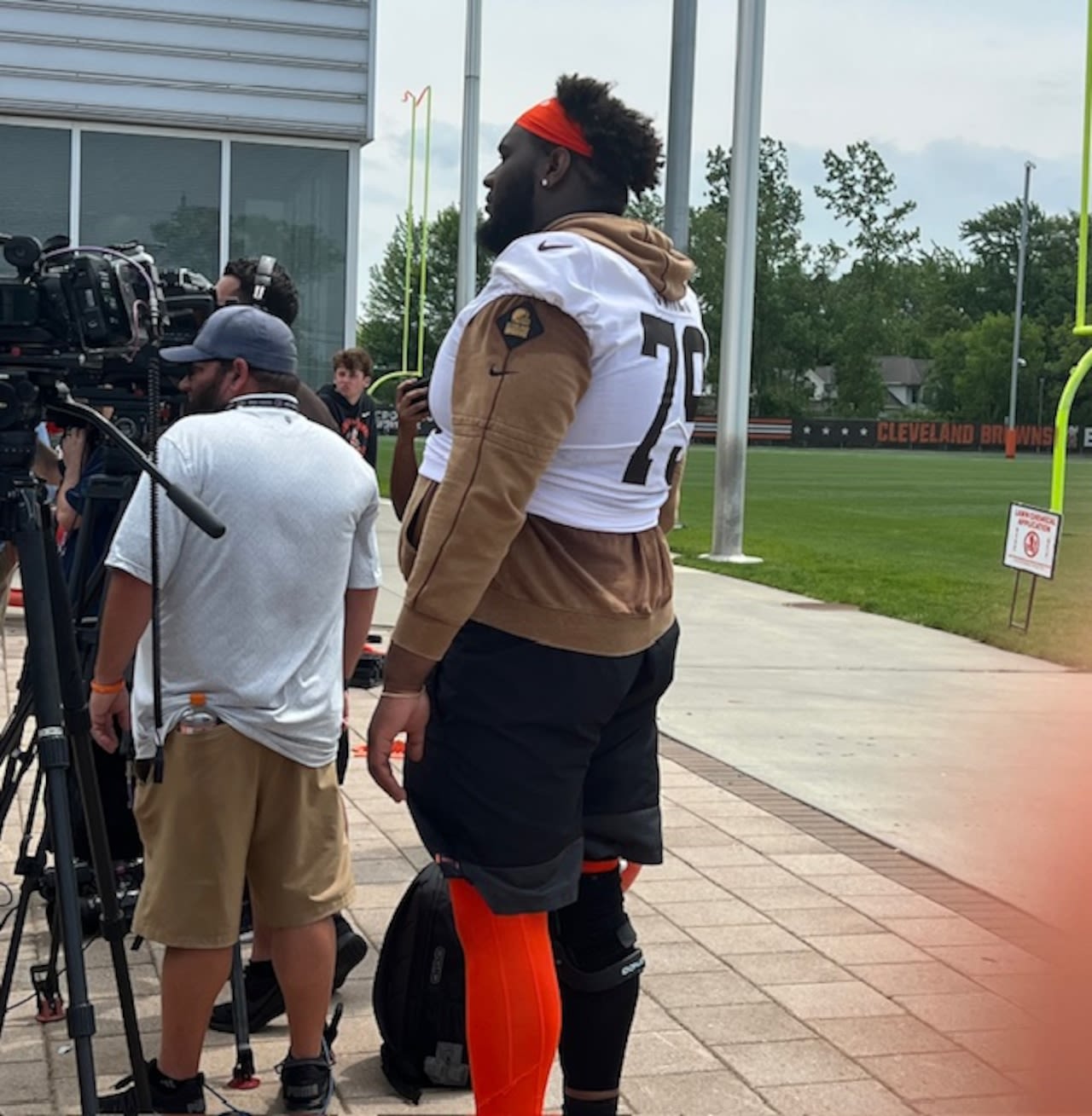 Browns OT Dawand Jones reveals where he’s at in his rehab from knee surgery, welcoming his best friend, and more: Mary Kay Cabot