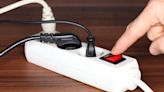 Evite cortocircuitos: Electrodomésticos que no debe enchufar en regletas eléctricas