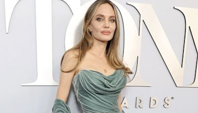 Angelina Jolie rouba a cena com vestido deslumbrante e exibe nova tatuagem