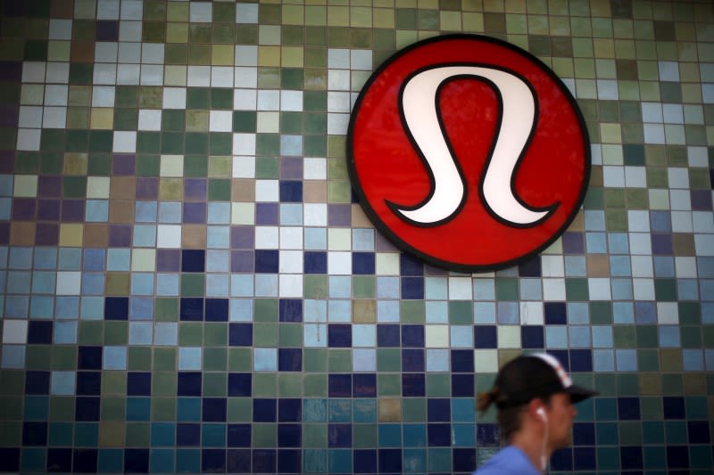 Truist cuts Lululemon target, maintains buy rating By Investing.com