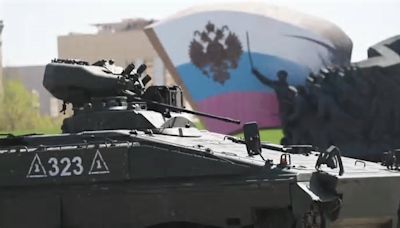 Exhibición en Moscú de armas extranjeras capturadas durante una operación militar en Ucrania
