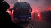 VÍDEO: Aficionados del Barcelona atacaron el autubús azulgrana creyendo que era el del PSG | Goal.com Espana