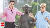 Wagle Ki Duniya: Sumeet Raghavan and Anjjan Srivastav revisit RK Laxman's statue as the show hits 1000 episodes - Times of India