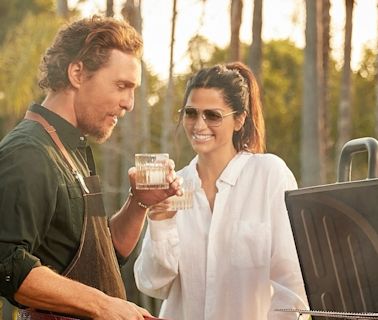 Matthew McConaughey sugere que esteja nu em churrasco com esposa brasileira