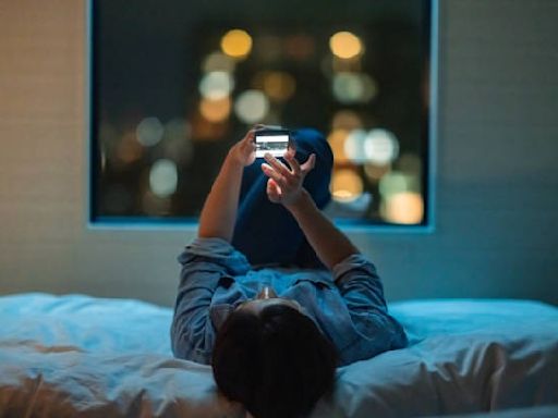 睡眠專家新研究：睡前看手機難入睡賴藍光? 絕大多數人是另有原因......