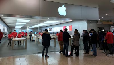 Apple's Short Hills store workers file petition for unionization