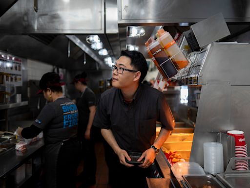 California fast food workers now earn $20 per hour. Franchisees are responding by cutting hours.