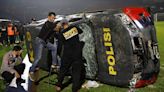 Mais de 120 mortos em jogo de futebol com dois portugueses na Indonésia