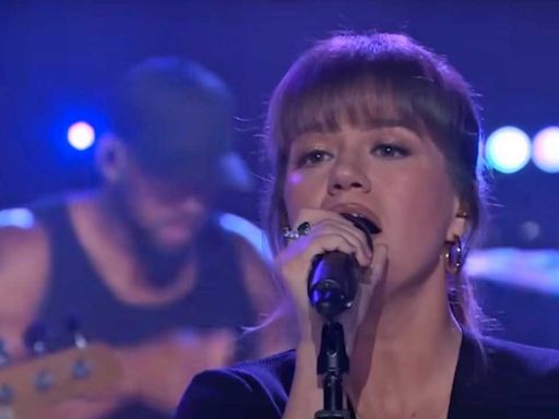 Kelly Clarkson absolutely nails Aerosmith's Angel and the crowd goes wild