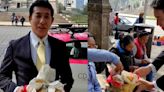 Embajador de Japón en México sale a la calle a regalar guajolotas para pagar sus tamales