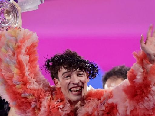 El cantante Nemo recibió una bienvenida de héroe en Suiza tras ganar Eurovisión y confesó: “Rompí el trofeo”