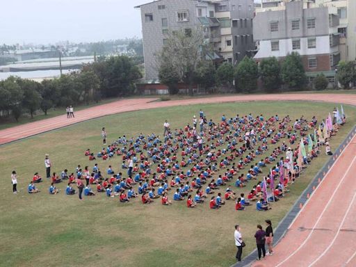 疑喝奶茶食物中毒 屏東玉田國小10學生送醫