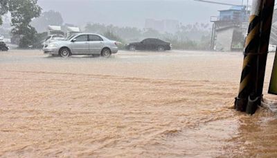 雨彈狂炸南投名間！台3線變小河淹水30CM 居民傻眼：比凱米過境還慘