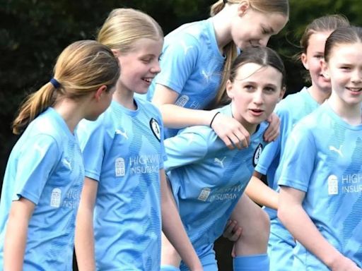 Las 'invencibles' asombran en Inglaterra: un equipo femenino arrasa en una liga masculina y su hazaña traspasa fronteras