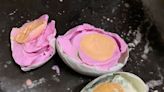 這不能吃！鹹蛋切開蛋白全是粉紅色