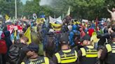 Manifestantes de Extinction Rebellion bloquean una importante autopista en La Haya