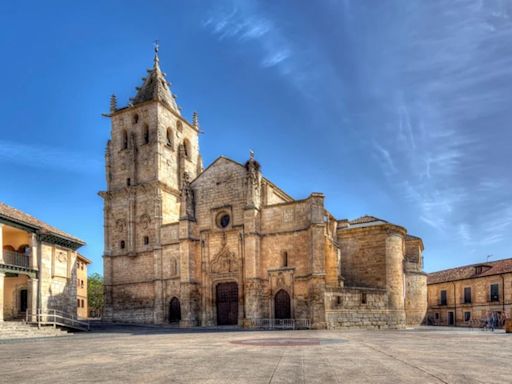 La plaza mayor de un pueblo a una hora de Madrid que tiene una iglesia del siglo XV y un convento